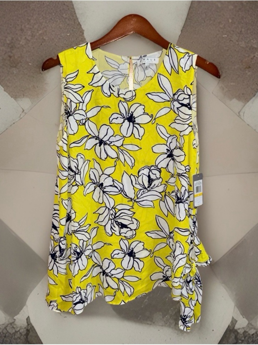 NWT Chaus Women’s Yellow Floral Sleeveless Blouse w/ Side Tie - M